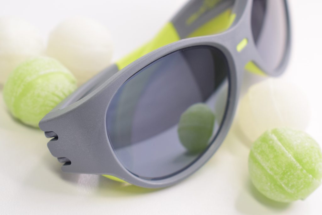 grau-grüne Sonnenbrille mit grauer Tönung