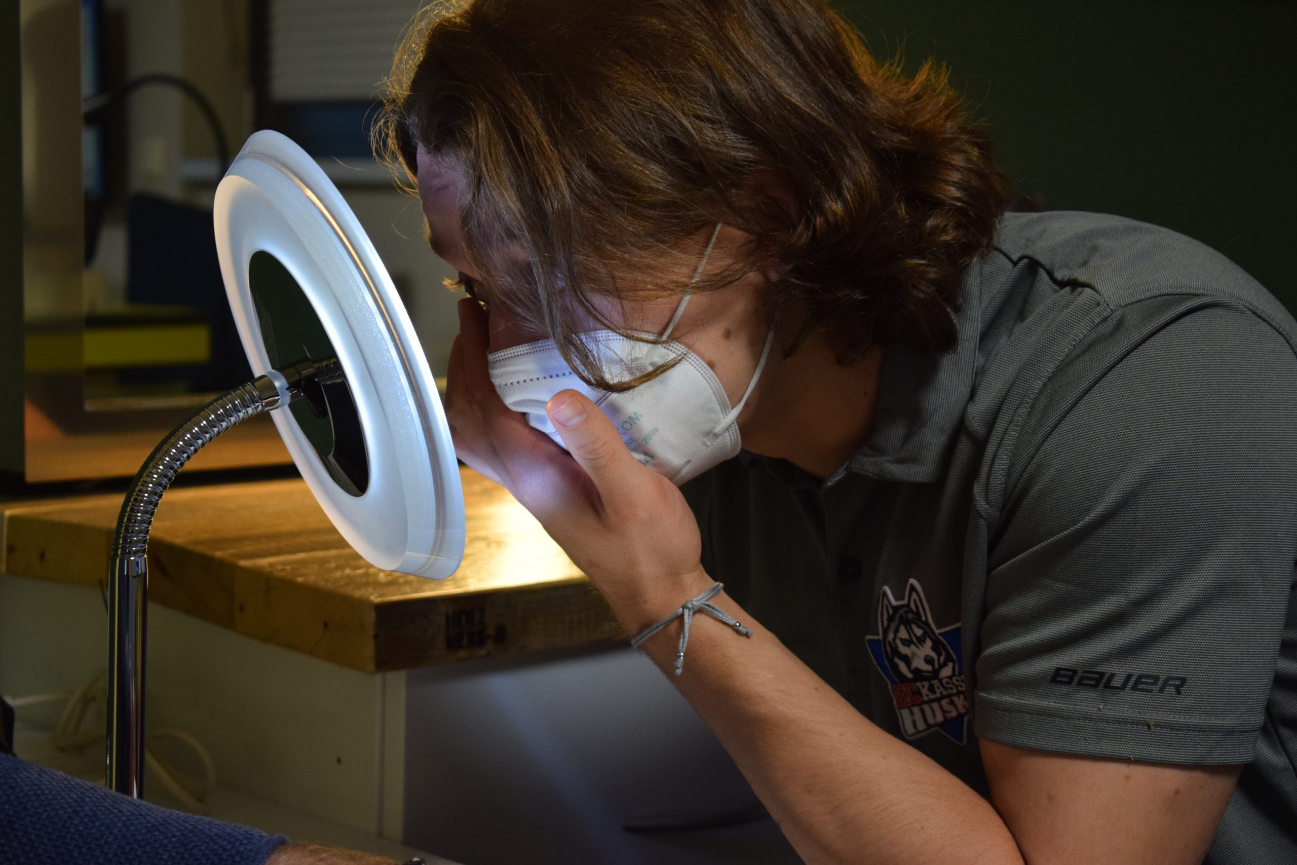 Huskie-Verteidiger Olli Granz beim Einsetzen seiner neuen Kontaktlinsen
