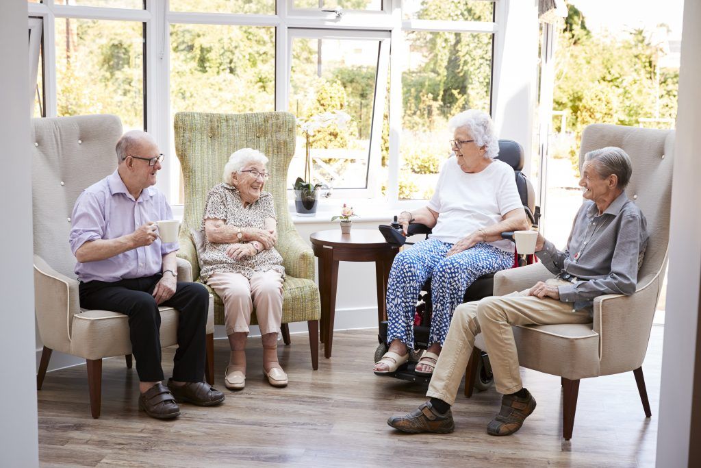 Glückliche Senioren beim Hausbesuch